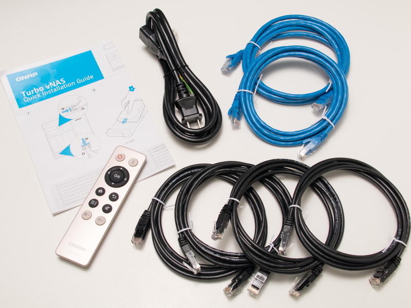 付属品。ACケーブル1本、10GBase-T LANケーブル2本、GbE LANケーブル4本、ワイヤレスリモコン、クイックインストレーションガイド。