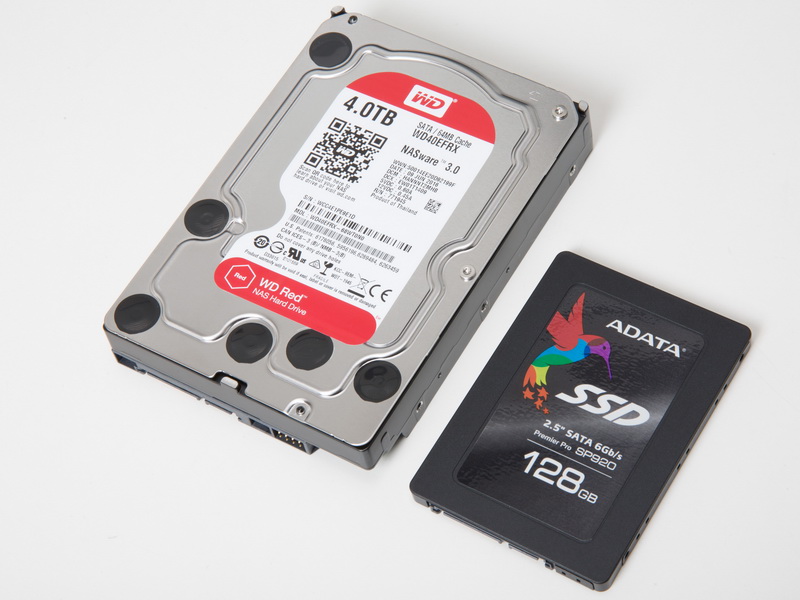 TVS-682Tには4基のHDDと2基のSSDの搭載が可能（別売り）。今回は4TBのHDDを4基と128GBのSSDを2基組み込むことにした。