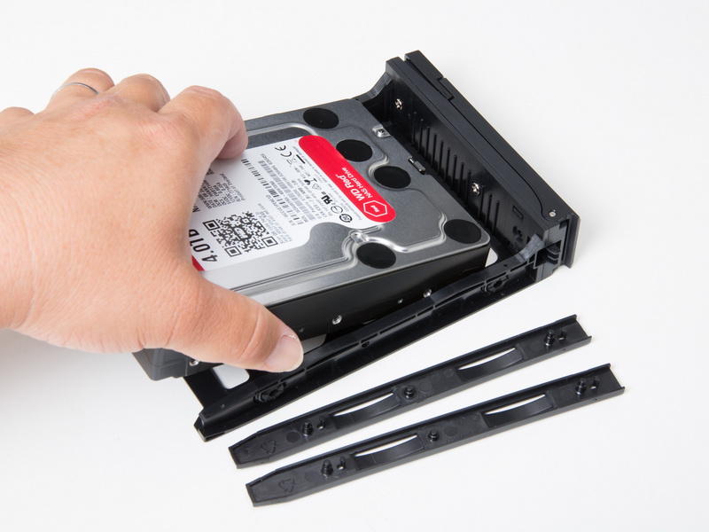 HDDとSSDは工具を必要とせず、簡単な作業で組み込むことができる。
