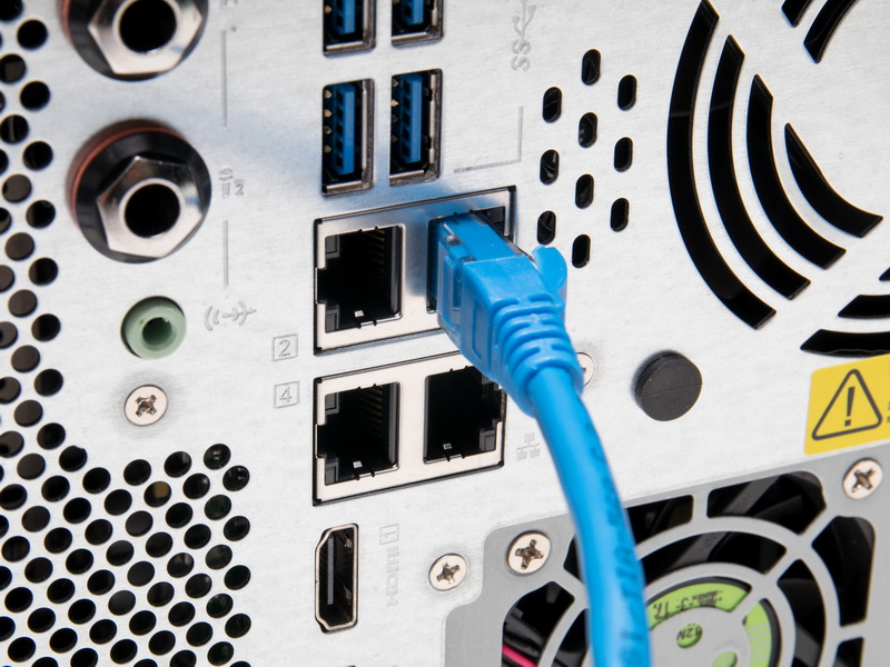 背面のLANポートにLANケーブルを挿す。LANポートはGbE対応ポートが4つ、10GBase-T対応ポートが2つある。通常はGbE対応ポートのいずれかにLANケーブルを挿せばよい。