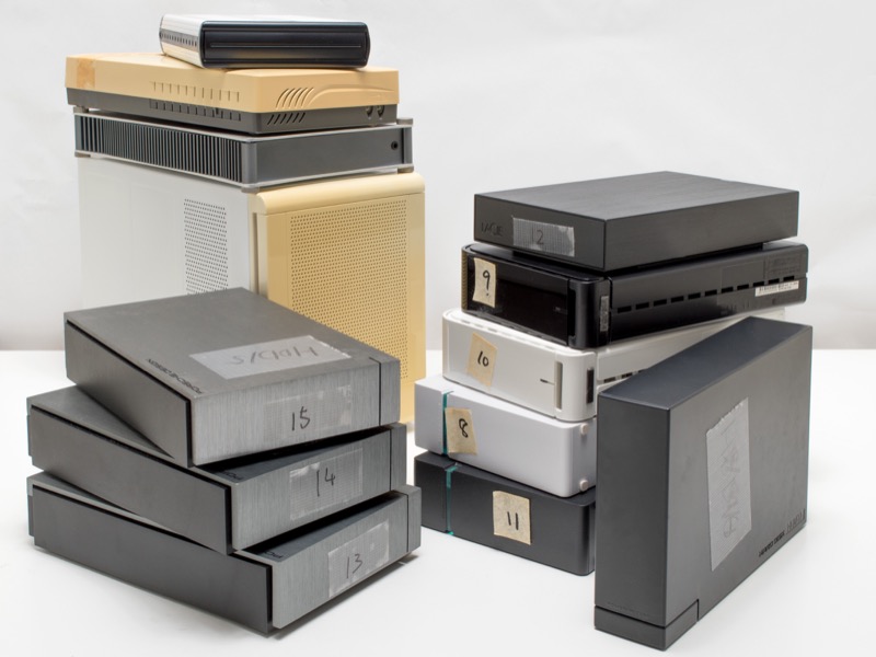 保存すべきデータ増えていくに伴いどんどん増殖してきた外付けHDD。これでもほんの一部。ケースの中身だけを差し替えてHDD本体だけで保存しているものも少なくない。