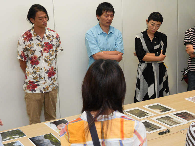 公開フォトレビューの様子。左から大和田良さん、岡嶋和幸さん、鶴巻育子さん