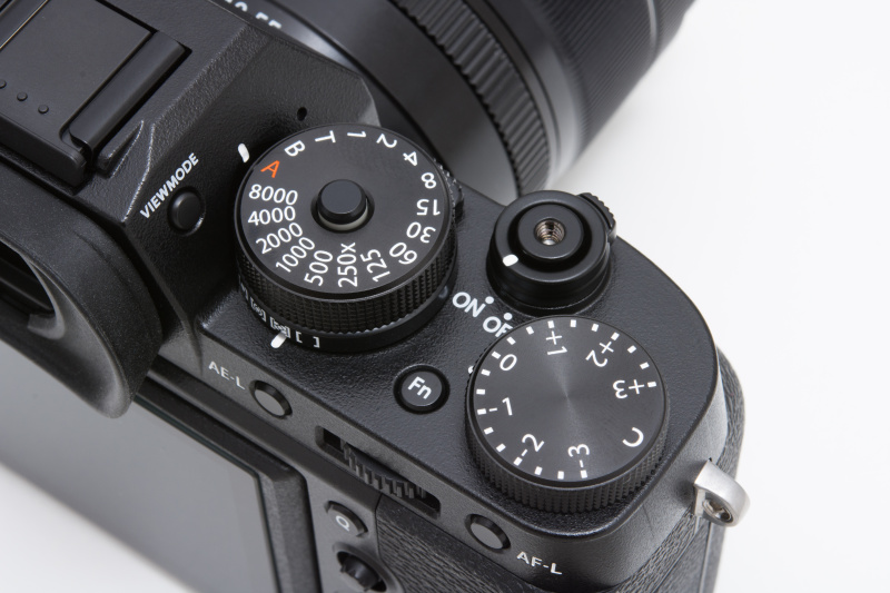 シャッターは、X-T1は1/4,000秒（メカシャッター）までだったが、X-T2は1/8,000秒になった。また露出補正は、ダイヤル上では±3EV。しかし「C」にすると、コマンドダイヤルで±5EVまで可能になる。