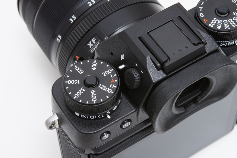 X-T1では、常用ISO感度の最高はISO6400。だがX-T2は常用でISO12800になった。拡張はISO100とISO25600、ISO51200。またドライブの左端に動画機能が設置された。