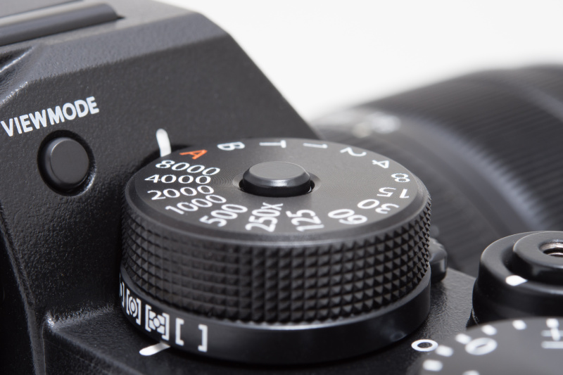ダイヤル中央のロックボタンを押し込むとロック。もう一度押してボタンを上げるとロック解除になる。ロック解除状態では、ボタンの下が白い。これはISO感度ダイヤルも同じ。使い勝手は良好だが、ボタンを押しながらダイヤルを回すX-T1と併用すると戸惑うかもしれない。