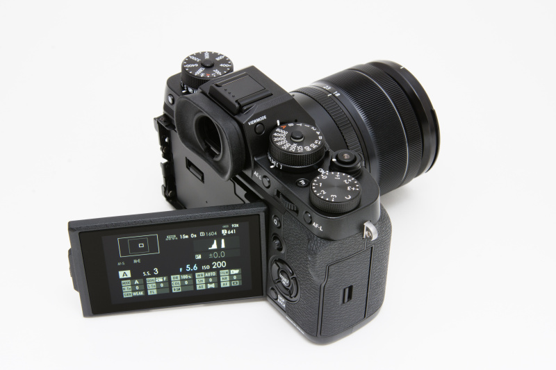 画期的な3方向チルト式モニター。タッチパネル式ではない。向かって右側にも開く。