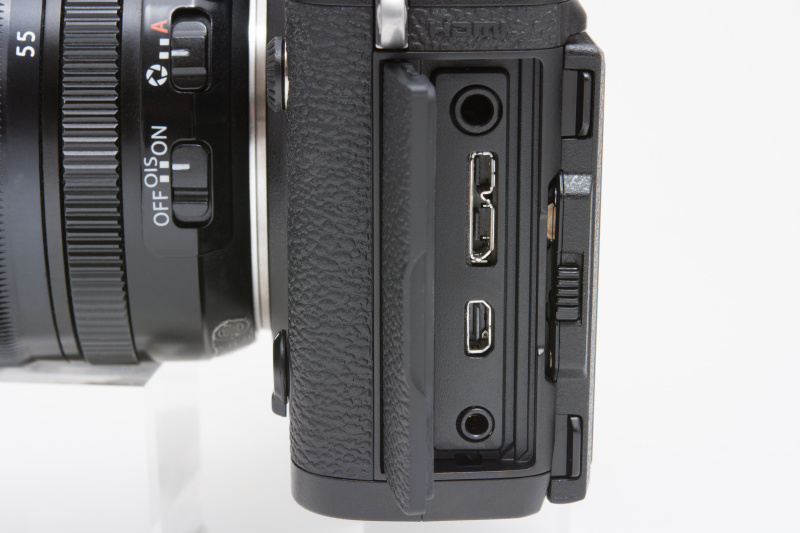 上からマイク端子、マイクロUSB端子、HDMIマイクロ端子（Type-D）、リモートレリーズ端子。USBケーブルを接続してバッテリー充電することも可能だ。