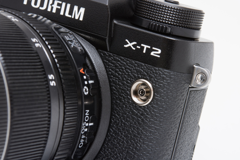 X-T1と同様に、ボディ前面にはシンクロターミナルを装備。大型ストロボやモノブロックストロボを使うプロにはありがたい。
