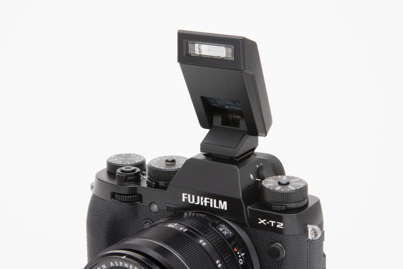 フラッシュは内蔵しないが、クリップオンフラッシュEF-X8を同梱。ガイドナンバー11相当（ISO200時）で、TTL自動調光が可能だ。