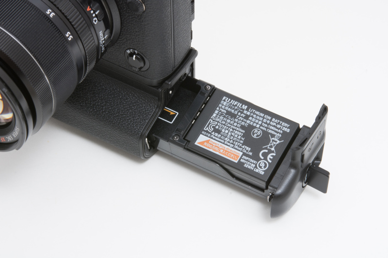 本体と同じNP-W126Sを2個入れられる。付属のACアダプターAC-9VSで、2個のバッテリーを同時に充電することができる。