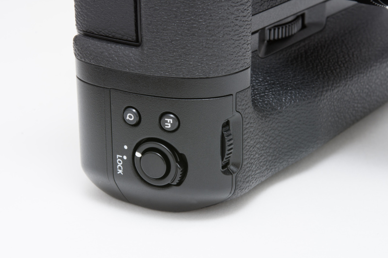 縦位置シャッターボタン側に、ファンクションボタンやクイックメニューボタン、フロントコマンドダイヤルを装備。好みの設定にすぐ変更できる。