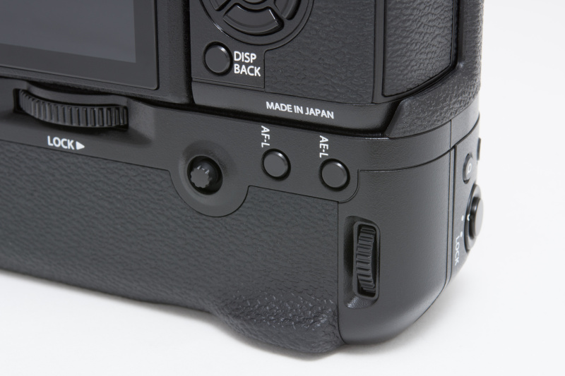 背面にもAE-L、AF-Lボタン、リアコマンドダイヤル、フォーカスレバーを持つ。