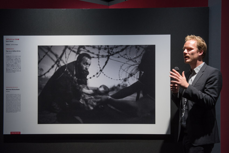 大賞受賞作の前で解説するラウレンス・コルトウェーグ氏