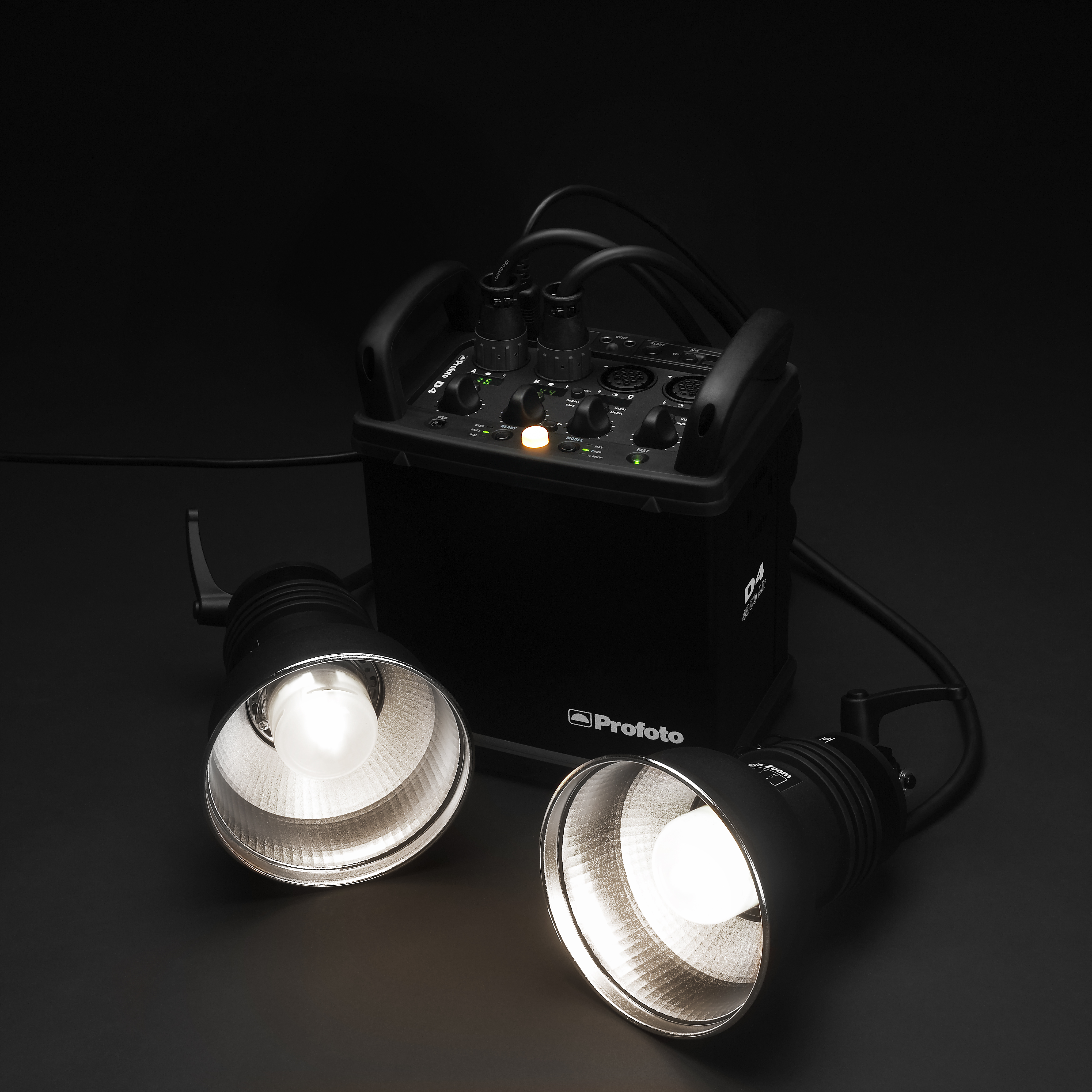 このようにジェネレータータイプは電源部（ジェネレーター）と発光部（ストロボヘッド）が分かれる。これはD4とPro Headの組み合わせ。このジェネレーターにはストロボヘッドが4灯まで差し込める。最大出力は4800Wsだ