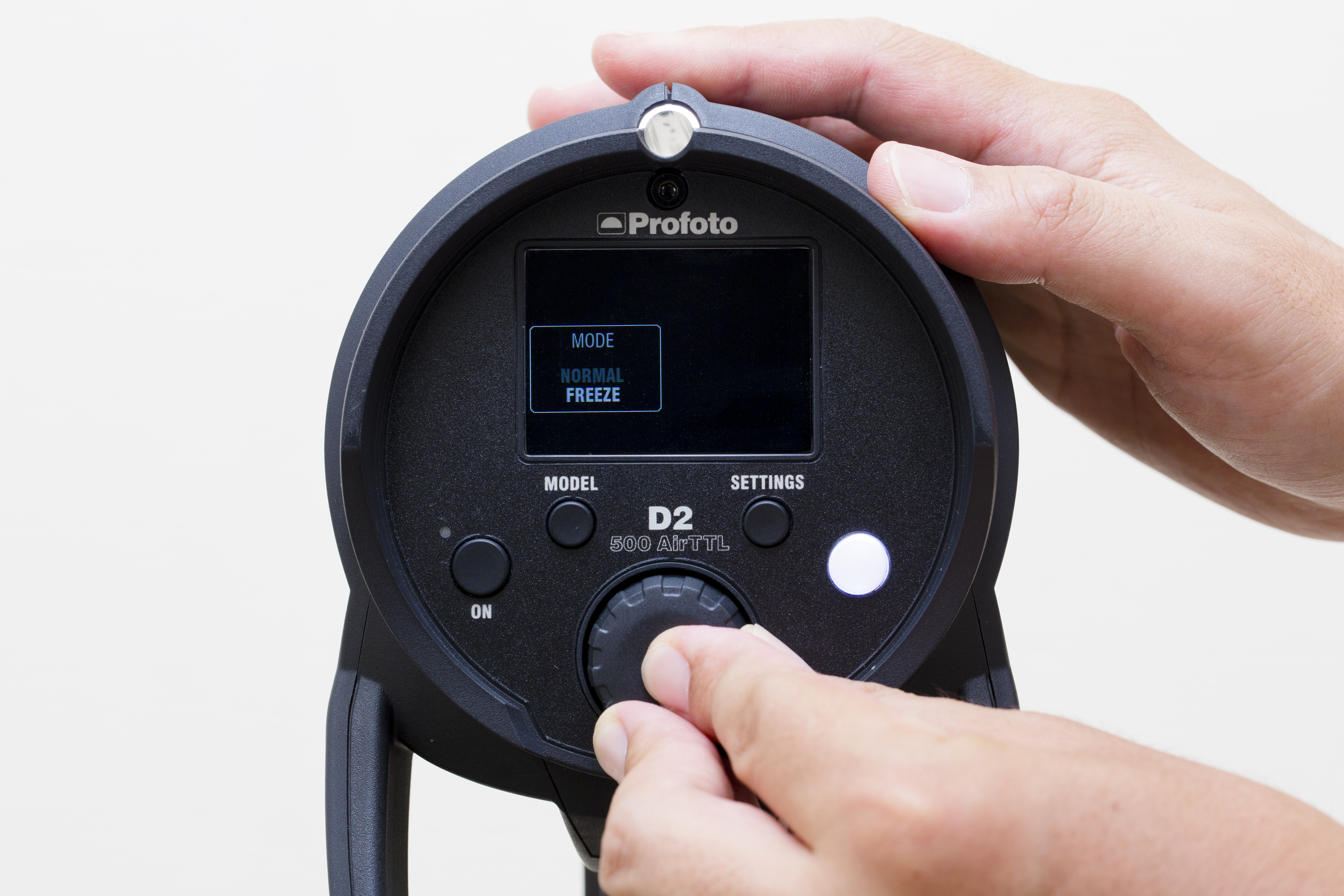 変更したい項目にダイヤルを回して色を付け、そのまま押し込むとその機能の設定が変更できる。非常に体感的な操作性だ。ちなみに、これはモードの切り替え画面。後述するフリーズモードへの切り替えはここで行う