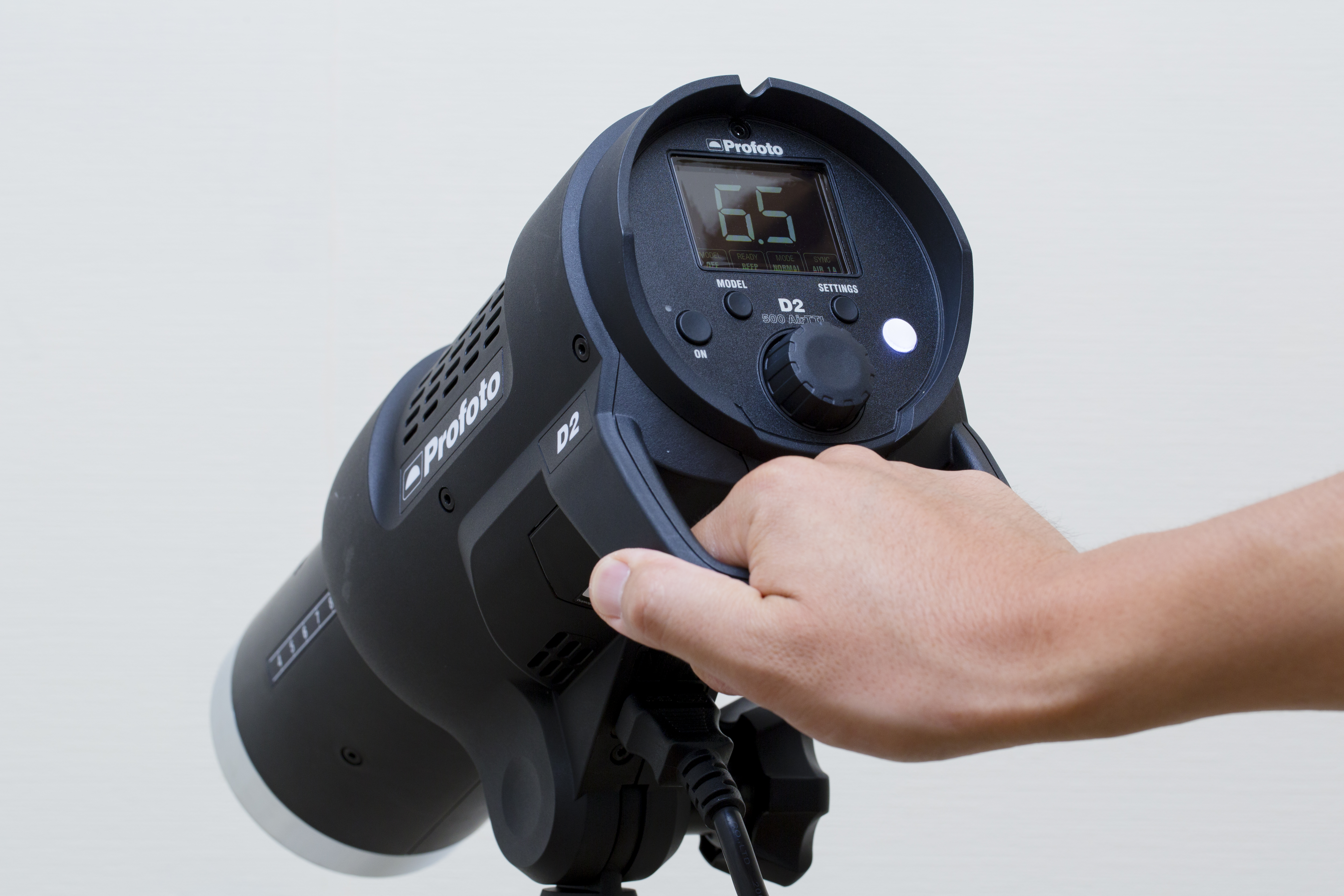 持ち手部分は前モデルより間口が広くなった。手の大きな無骨な男性でもきちんと握れる。ロックノブも形状が改良され、より締めやすくなった。また、ノブを緩めて首を上下に動かす際も、より動きが滑らかになり微調整がしやすくなった