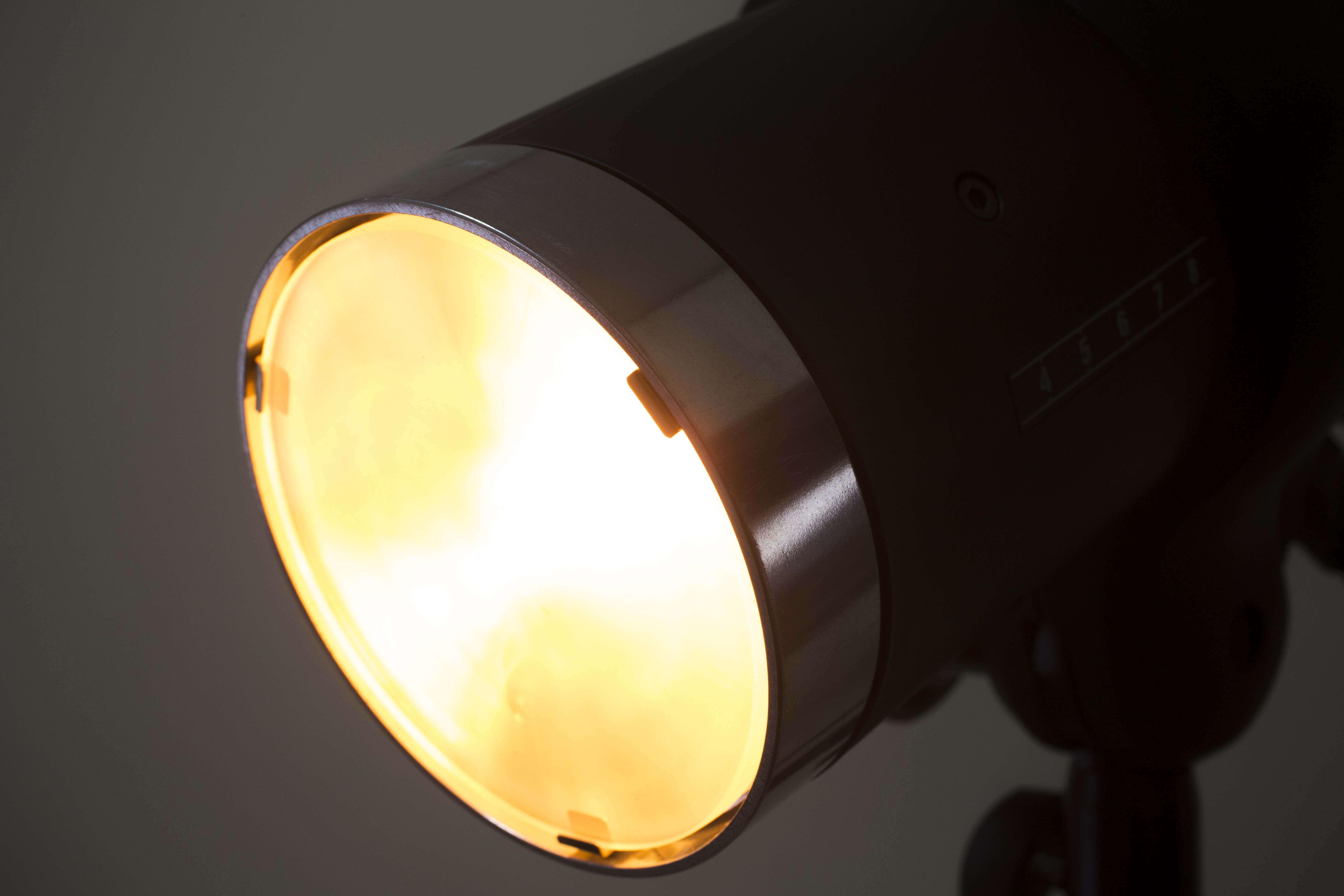 モデリングランプはD1シリーズ同様、300Wのハロゲンランプを使用。モデリングは光の当たり方を確認するのに使用する。使用中は前面が熱くなるので扱いに注意しよう