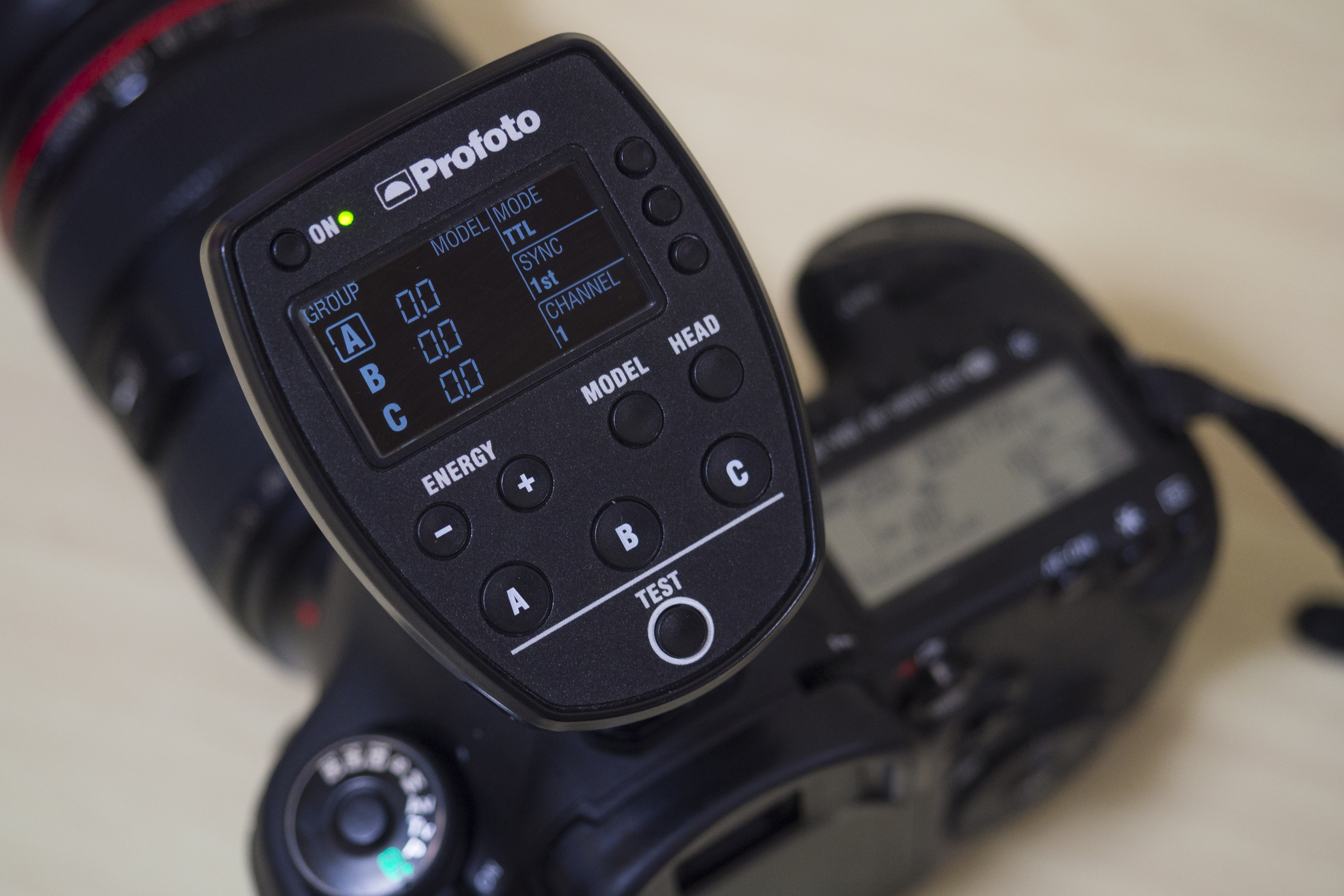 キヤノンやニコンを使用しているならば、ワイヤレスリモートコマンダーは「Air Remote TTL-C」（キヤノン用）もしくは「Air Remote TTL-N」（ニコン用）がおすすめだ。ワイヤレス発光、遠隔操作に加え、TTLモードやハイスピードシンクロが利用できるようになる