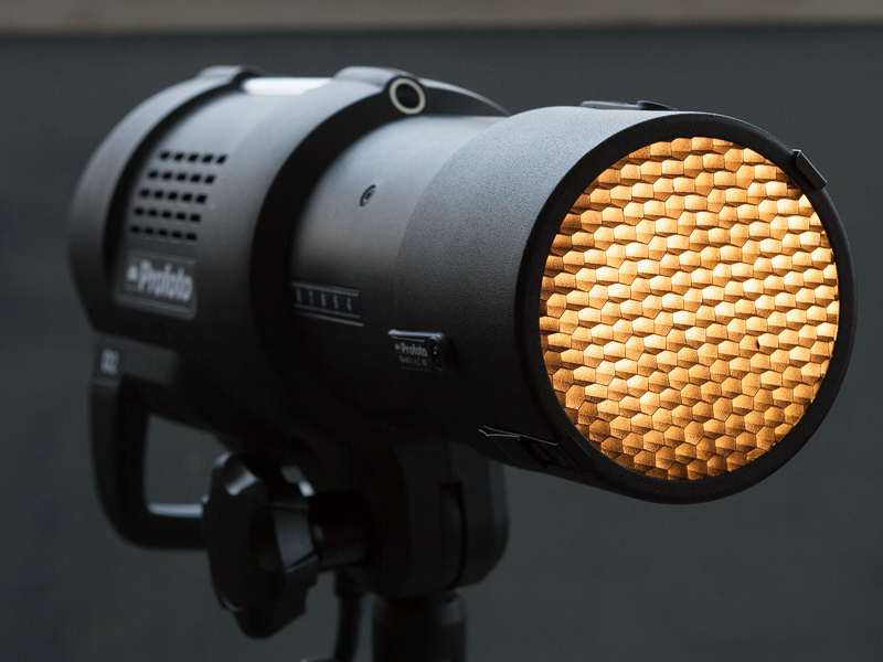 グリッドは編み目が細かいほど照射範囲が狭まる。ここではモノブロック専用の「D1グリッド」を使用。20度、10度、5度と3種類があり、数値が小さいほど編み目が細かくなる。モデルに向けたストロボには10度、トランクに向けたストロボには5度のグリッドを付けた。