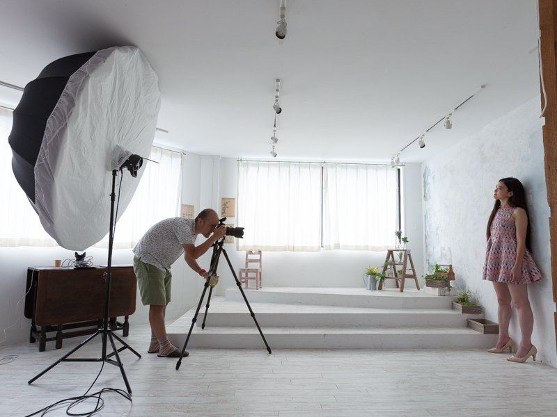 モデルに対し、約4m離れた位置でほぼ正面からアンブレラを照射した