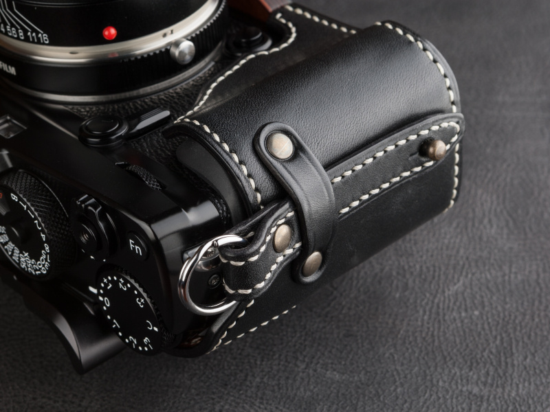 ストラップ取り付けパーツには二重リングが付いている。テープ式のストラップが装着可能だ