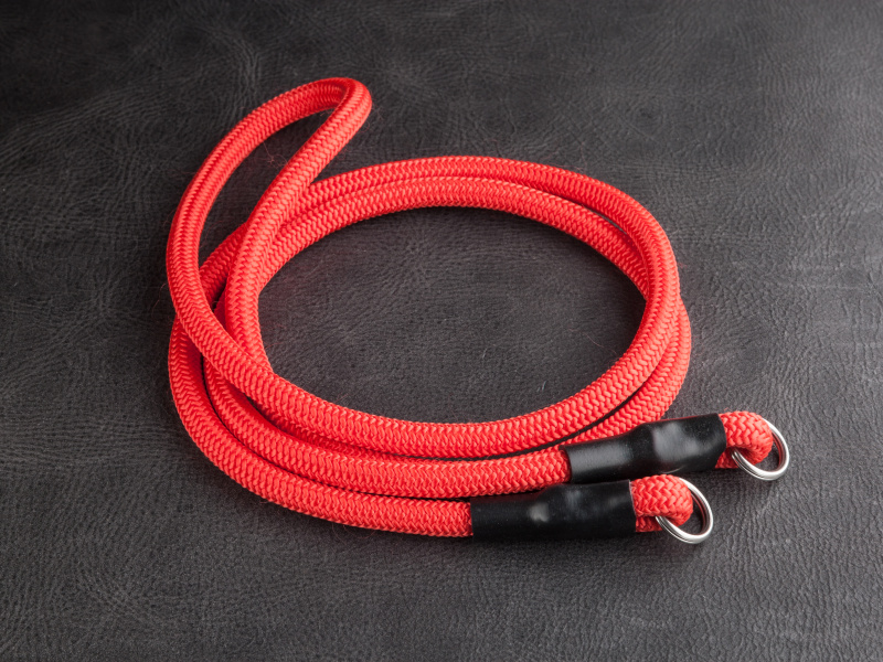 ルミエールの01 REDは税込5,000円だ。長さは108cmと120cmを用意。サイズオーダーも可能だ