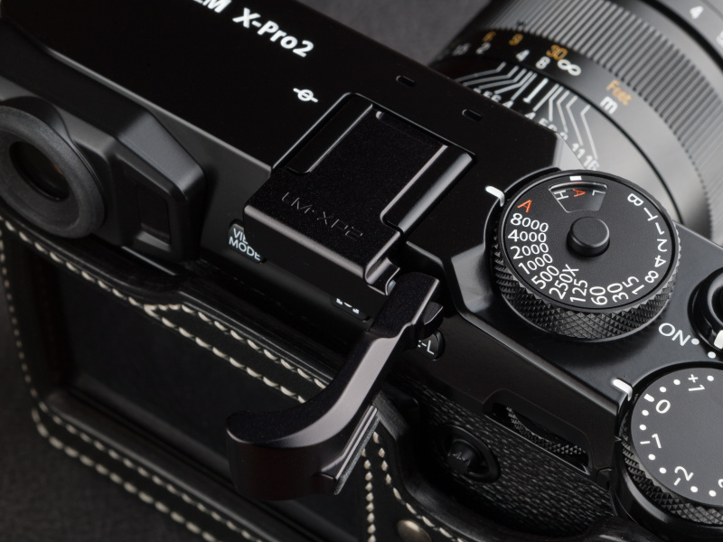 ヒンジ開閉機構で折り曲げたところ。ダイヤルやボタンの操作を妨げない設計である