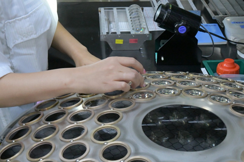 洗浄と外観確認の後、コーティングドームにセットされる