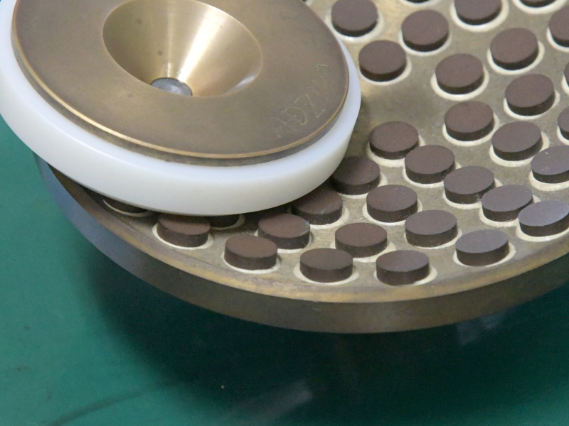 レンズ加工皿の見本。レンズ加工皿との摺り合わせにより正確な曲率を作る「相手皿」のペア