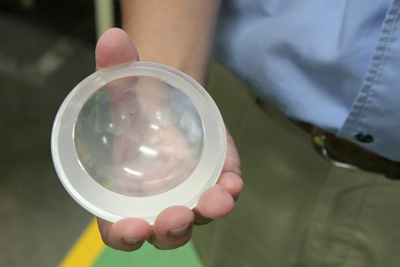 荒研磨後のレンズ。前回も登場したAF-S NIKKOR 14-24mm f/2.8G EDに使用される