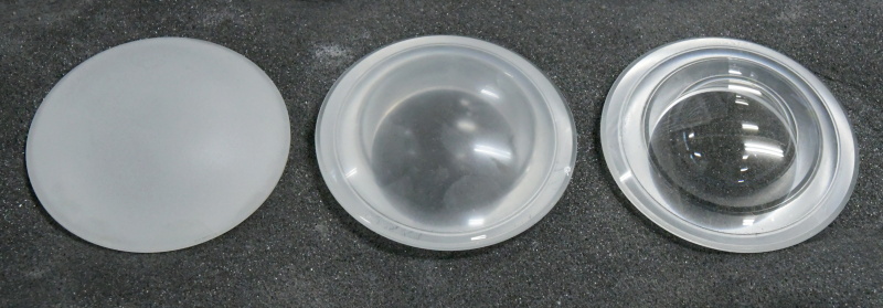 硝材の状態→荒研磨→研磨と進んだ様子。透過度で違いがわかりやすい