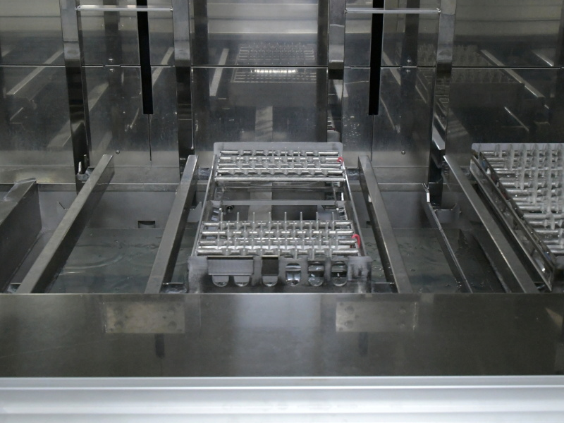 トレーに載ったレンズが左から右へ流れ、順番に洗浄されていく