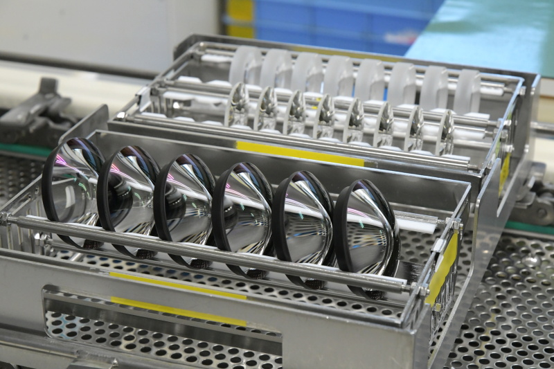 こちらはコーティングまで済んだレンズ。複雑な曲面の映り込みが妖しい