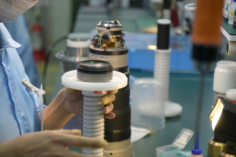 見学時にはAF-S NIKKOR 600mm f/4E FL ED VRの組み立てが行われていた。専用の白い治具にレンズエレメントをセット