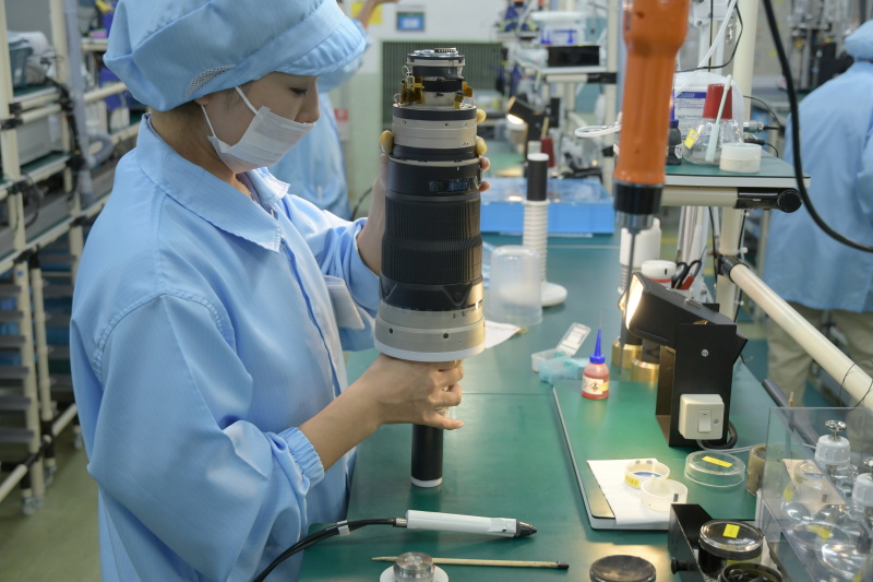 治具を奥まで差し込み、ねじ込んで、レンズエレメントを固定する