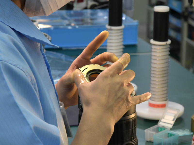 絞りユニットを取り付けているところ