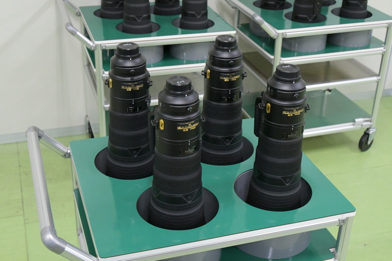 組み立て工程で超望遠レンズを保管・移動する台車。このトレーのおかげで、2011年の東日本大震災でもレンズの損傷がなかったという。