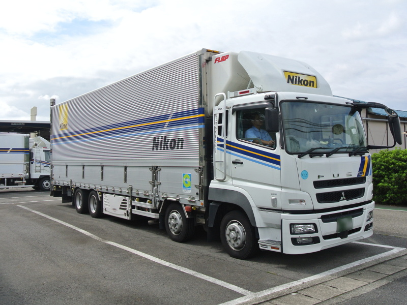 ニコンロゴ入りのトラックで出荷される