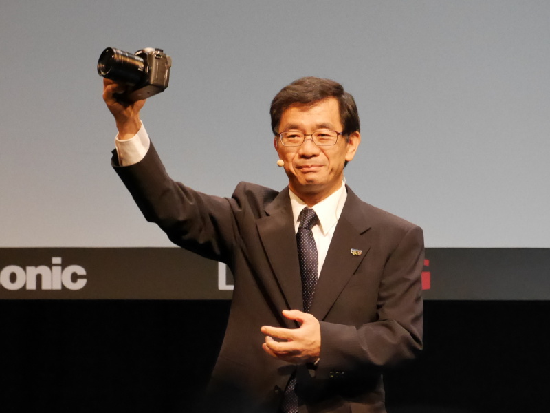 開発中のGH5を手にする、パナソニック株式会社の山根洋介氏