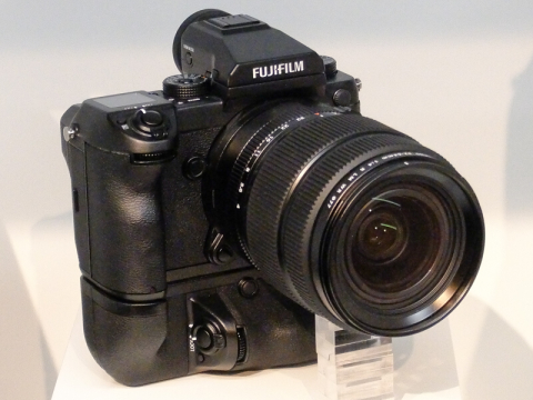 富士フイルム、中判ミラーレスカメラシステム「GFX」を発表 - デジカメ