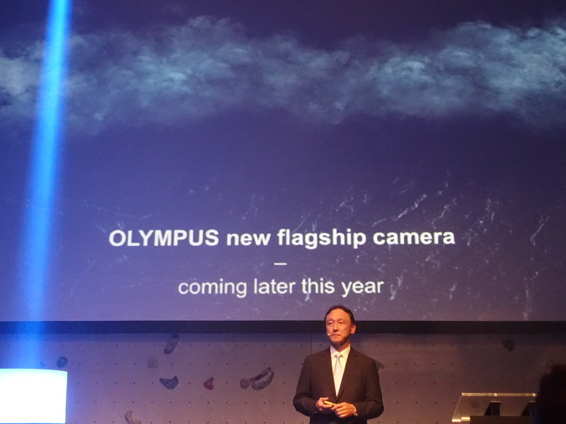 スピードに注力した新フラッグシップが年末登場と前置き、E-M1 Mark IIが披露された