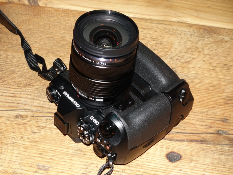 バッテリーグリップ装着例。いくらか大型化し、縦位置用の十字キーが付くなど変更がある