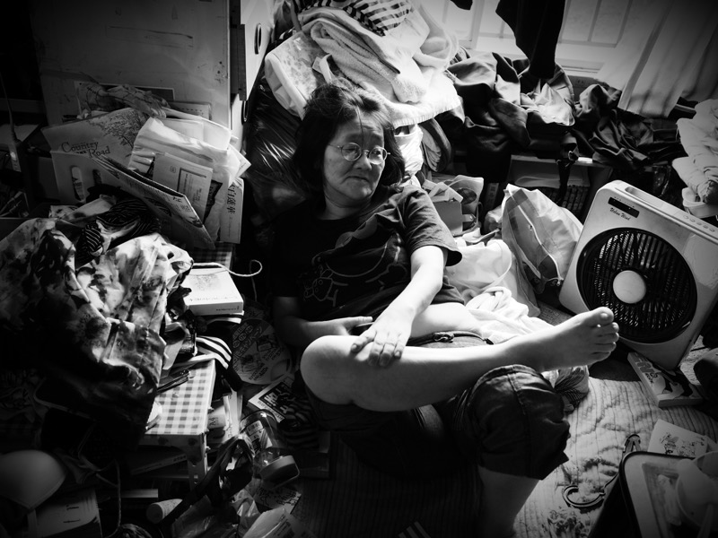 窓辺でくつろぐ母。いつもこの場所で小説を読んだり昼寝をしている。ハイライトからシャドウまでディテールが残るように意識した<br><span class="fnt-85">オリンパス PEN-F / M.ZUIKO DIGITAL 17mm F1.8 / 17mm（34mm相当） /  マニュアル露出（F2.2、1/30秒） / ISO 400</span>