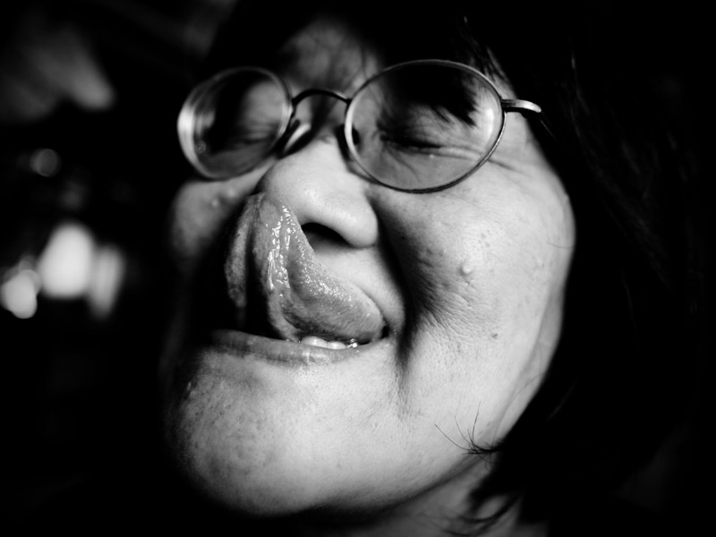 母曰く、「長所は舌が長いことで、特技は舌が鼻に届くこと」らしい。撮影後には舌で鼻の穴をほじっていた。間違いなく長所であり特技だ。<br>オリンパス PEN-F / M.ZUIKO DIGITAL 17mm F1.8 / 17mm（34mm相当） /  マニュアル露出（F2、1/125秒） / ISO 400