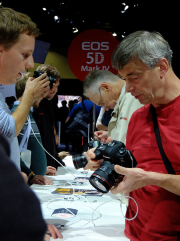 EOS 5D Mark IVが人気のキヤノンブース - デジカメ Watch