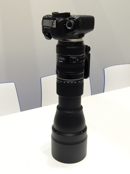 このようにズームしたまま立てておくことができるという