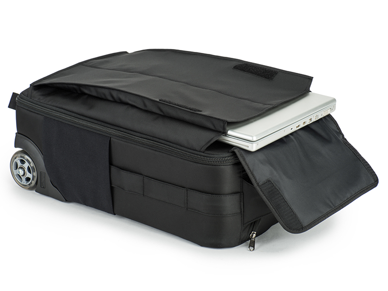 ノートPCを収納できるフロントポケット