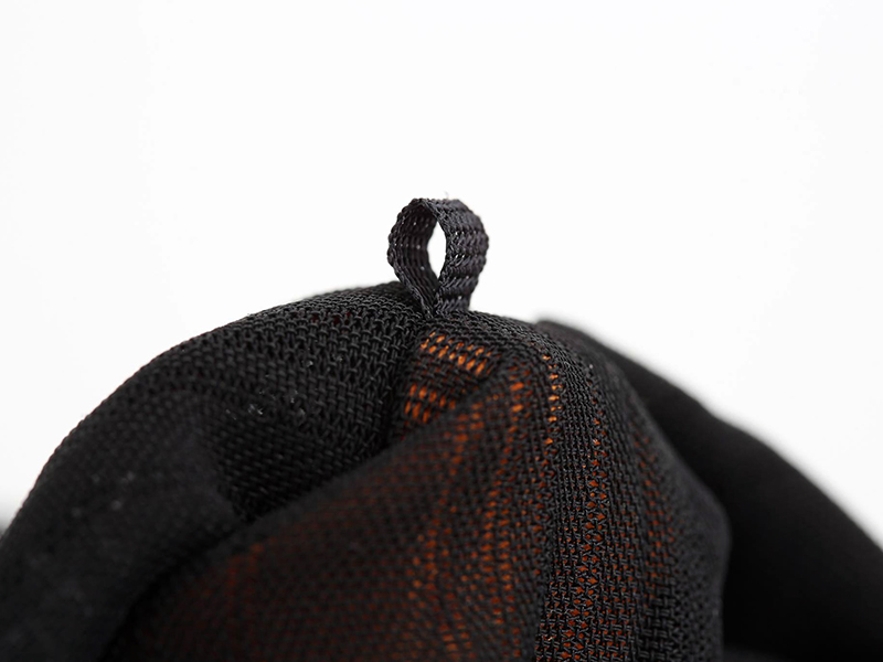 ファスナー付きチャックポケット内にループを用意