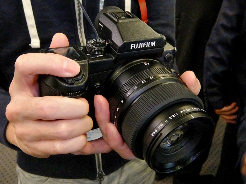 標準レンズのGF63mmF2.8 R WRとEVFを装着したFUJIFILM GFX 50S（全てプロトタイプ、以下同）