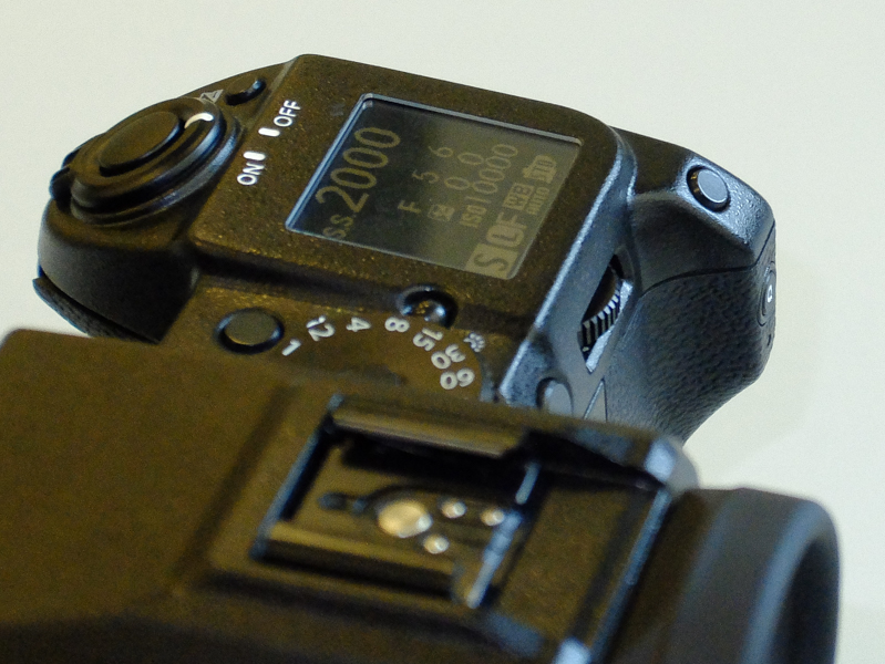 親指を置く場所の右側に大きめの突起を設け、ホールド性を高めた